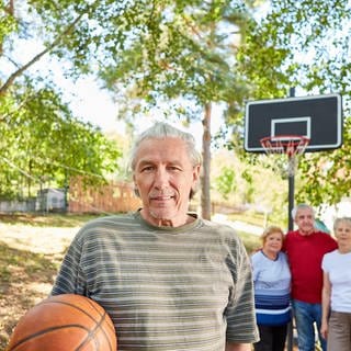 Senioren beim Basketball spielen