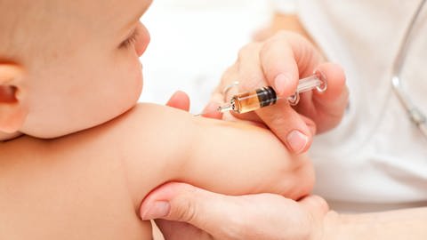 Mittlerweile gibt es mehrere Impfstoffe gegen da RS-Virus, allerdings in Deutschland derzeit noch keine offizielle Impfempfehlung - auch nicht für Kleinkinder und Säuglinge.