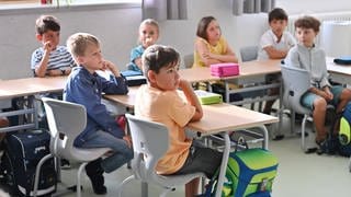 Eine Schulklasse im Klassenzimmer während es Unterrichts.