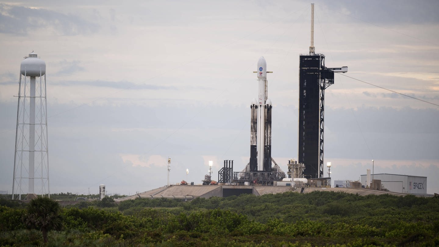 Die SpaceX Rakete mit der Psyche Sonde ist bereit für den Start.