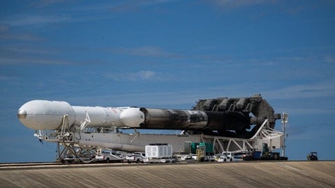 SpaceX Rakete mit NASAs Psyche Sonde auf dem Weg zum Kennedy Space Center in Florida.