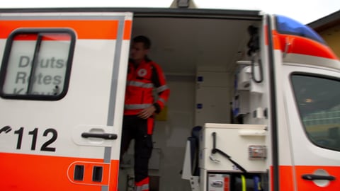 Rettungswagen brauchen in Deutschland im Schnitt acht Minuten bis zum Einsatzort. In eher ländlichen Gebieten kann es deutlich länger dauern. Bei Herz-Kreislauf-Stillstand muss möglichst versucht werden, Betroffe durch Herzdruckmassaew zu reanimieren.