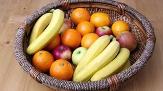 Symbolbild: Das Bild zeigt einen Obstkorb mit Bananen, Mandarinen und Äpfeln.