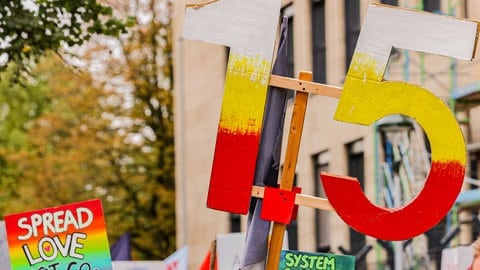 Globaler Klimastreik in Düsseldorf. Ein 1,5-Grad-Pappschild wird hochgehalten. Symbolbild.