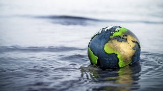 Erdkugel im Wasser, Symbolfoto Klimawandel.