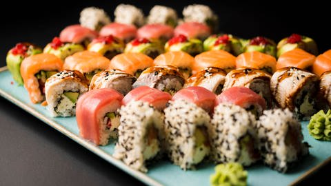 Das Bild zeigt eine Sushi-Platte mit Wasabi. Symbolbild.