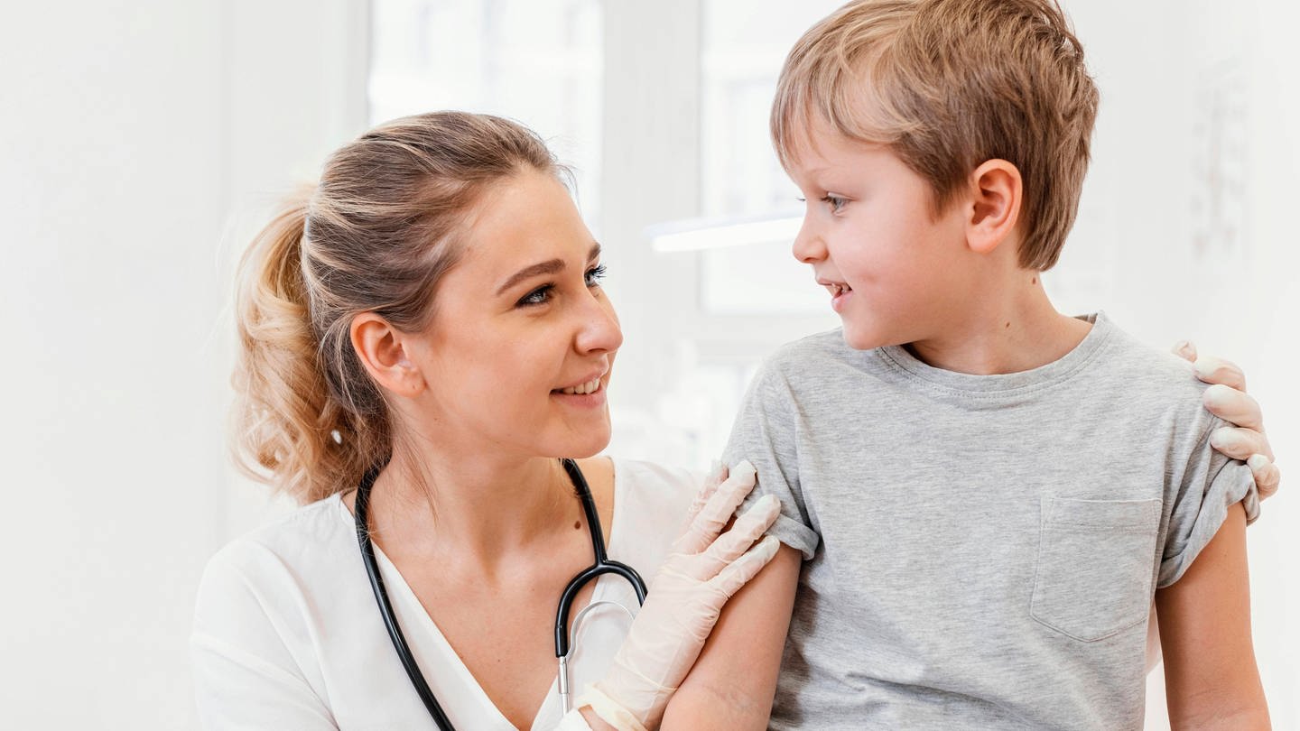 Das Bild zeigt eine Ärztin mit einem kleinen Jungen. Symbolbild.