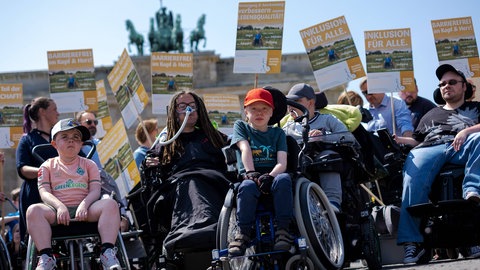 Aktivisten der Deutschen Duchenne Stiftung protestieren am Brandenburger Tor in Berlin für Gleichstellung und Inklusion von Menschen mit Behinderung. (27. Mai 2023)