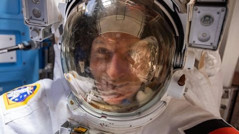 Astronaut Matthias Maurer bei seinem Außeneinsatz an der Raumstation ISS im März 2022.