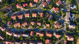 Wohnen frisst Landschaft – die Zukunft des Wohnens liegt nicht auf der grünen Wiese