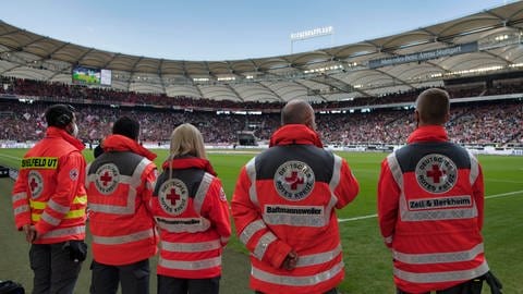 Sanitätsteam bei einem Fußballspiel - Ihre Mission ist die Rettung von Menschen. Dennoch werden sie bei ihrem Einsatz oft bedroht oder verletzt.