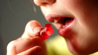 Experten warnen vor einer sorglosen Gabe von Melatonin-Gummibärchen für Kinder.