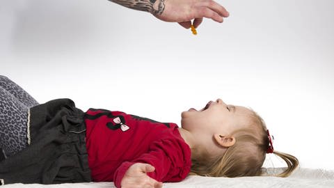 Experten warnen vor einer sorglosen Gabe von Melatonin-Gummibärchen für Kinder.