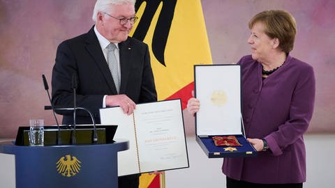 Das Bundesverdienstkreuz, welches dem RKI-Chef Lothar Wieler für seine Corona-Verdienste verliehen wird, ist die höchste Anerkennung der Bundesrepublik. Er wird für politische, wirtschaftlich-soziale und geistige Leistungen verliehen.