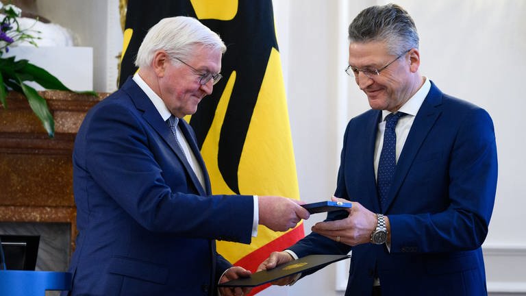 Lothar Wieler, der ehemalige Präsident des Robert Koch-Instituts für Seuchenbekämpfung, erhält das Bundesverdienstkreuz. Ausgezeichnet wird der international renommierte Mediziner für seine herausragende Rolle bei der Bekämpfung der Corona-Pandemie. 
