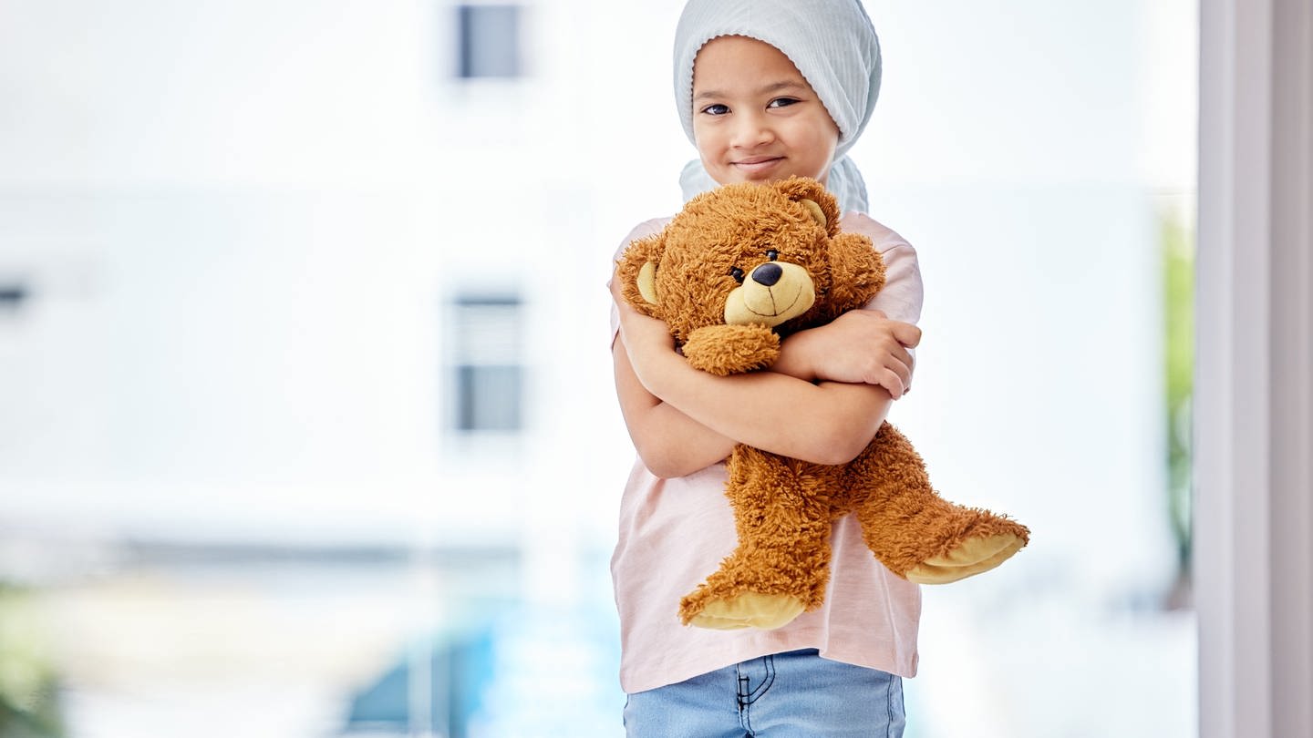 CAR-T-Zellen können Krebszellen im Körper erkennen und angreifen. Gerade bei Kindern mit Leukämie erweist sich die neuartige Therapie als vielversprechend.
