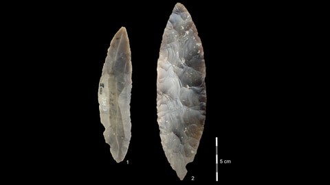 Bereits früher stießen Archäologen in der Fundstätte, in der nun auch die ältesten Menschenfossilien Europas gefunden wurden, auf Werkzeug wie diese beidseitig bearbeitete Klingenspitze (links) und die bifazielle Blattspitze (rechts).