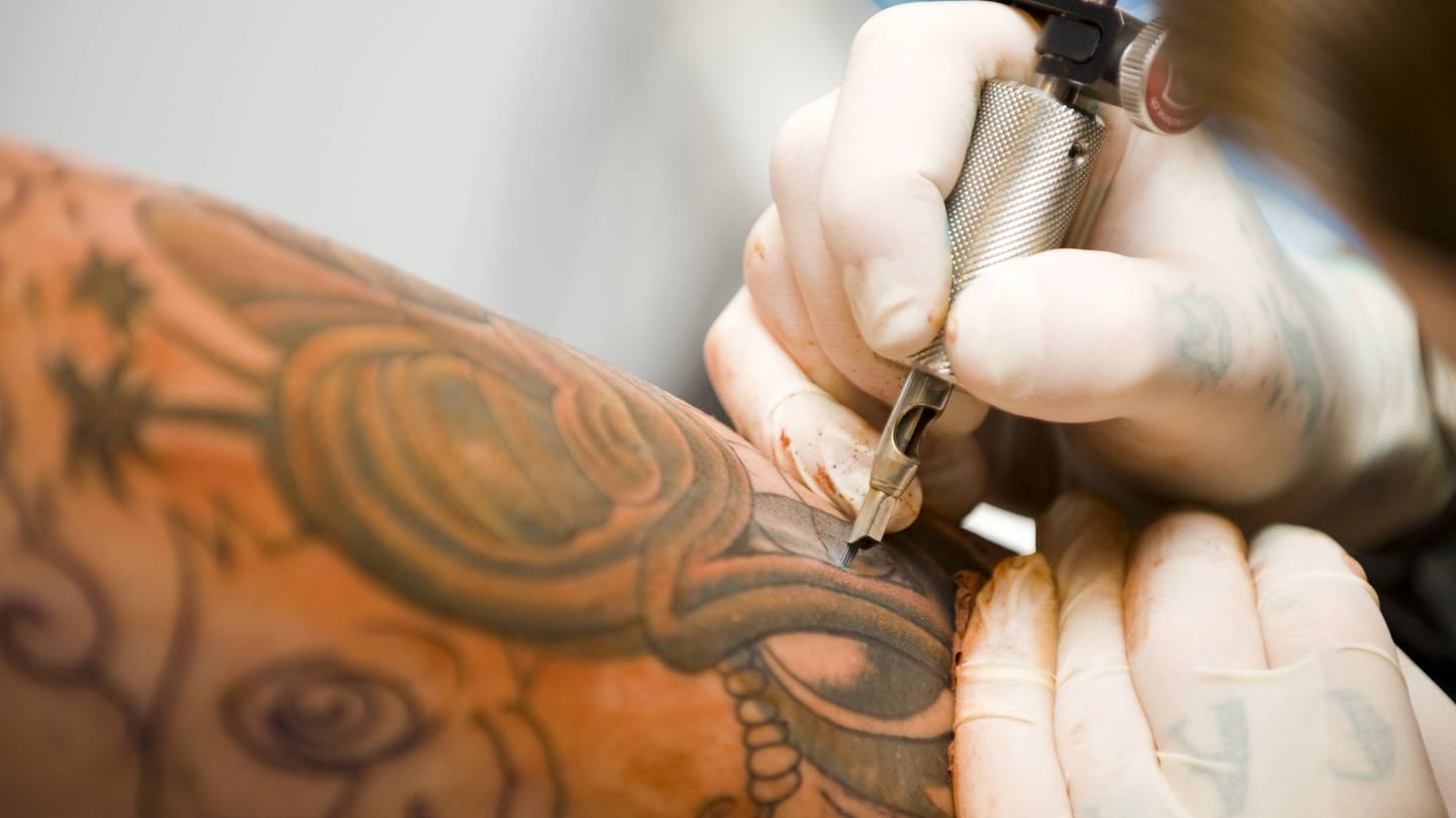 Tätowierung mit elektrischer Nadel, tags: Tattoos, Risiken, Körper