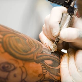 Tätowierung mit elektrischer Nadel, tags: Tattoos, Risiken, Körper