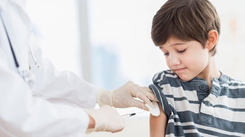 Nur etwa die Hälfte der Mädchen und ein Drittel der Jungen sind derzeit gegen HPV geimpft. Bis zum 18. Lebensjahr sollte die Impfung zur Vorbeugung von Krebs nachgeholt werden. Ein Junge wird geimpft.