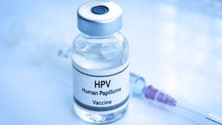 Deutschlandweit seien noch zu wenige Jungen und Mädchen gegen HPV geimpft, um einen flächendeckenden Schutz vor möglichen Folgen wie Krebs zu bieten, warnt das Deutsche Krebsforschungszentrum.