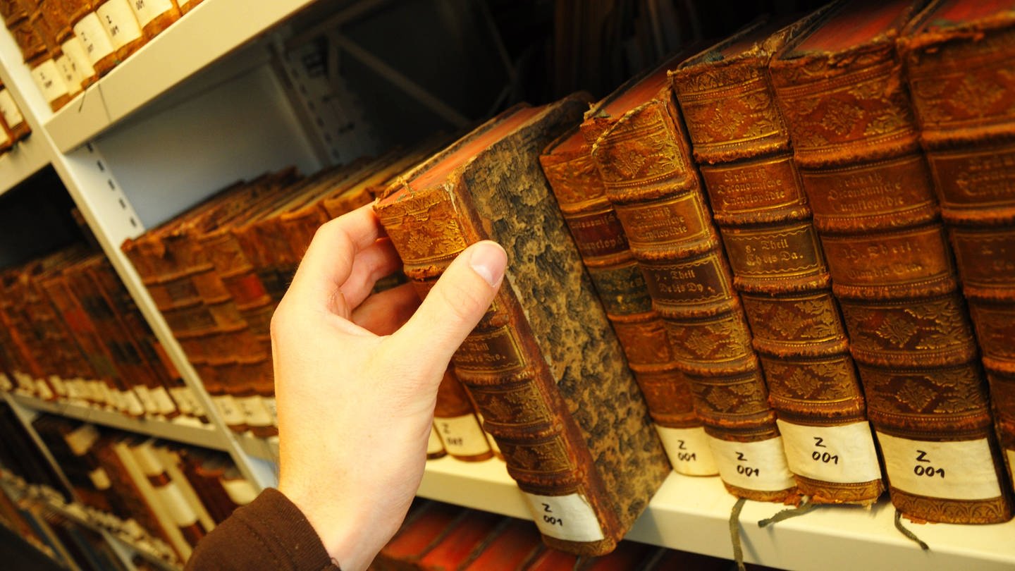 Mehrere Universitäten haben Teile ihres Bücherbestandes aus dem 19. Jahrhundert gesperrt. Die Bücher werden auf Arsenbelastung geprüft. Betroffen sind Bücher mit grünem Einband oder Buchschnitt.