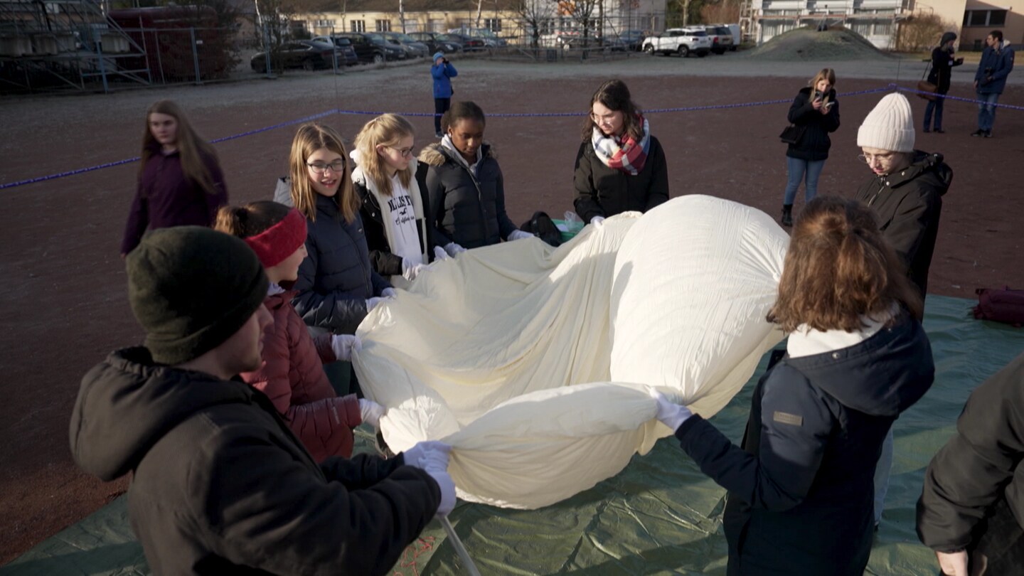 Der praktische Physikunterricht begeistert Schülerinnen aus Karlsruhe. Sie dürfen ihren eigenen Stratosphärenballon starten.