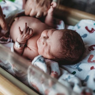 Fachleute beraten über das Ausweiten der Reihenuntersuchung von Babys auf ein genomisches Screening. Dabei würde das ganze Erbgut auf bestimmte genetische Krankheiten untersucht.