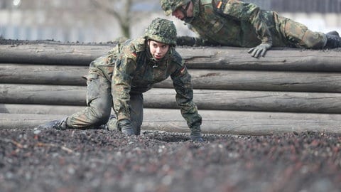 Angehörige der Bundeswehr werden an Schulen nicht neutral über ihre Arbeit berichten. Das kann militärische Einsätze als beste Art der Konfliktlösung erscheinen lassen. Symbolbild: Übung bei der Bundeswehr