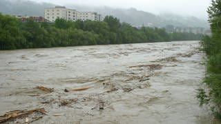 Fluss während Hochwasser, tags: KI-Modell, künstliche Intelligenz, Vorhersage