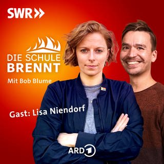 Lisa Niendorf und Bob Blume auf dem Podcast-Cover von "Die Schule brennt – der Bildungspodcast mit Bob Blume"