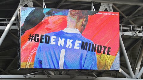 Gedenkminute für den ehemaligen Nationaltorhüter Robert Enke.