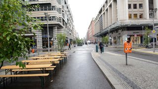 Berlin  Mitte : Friedrichstrasse autofrei . Friedrichstraße zwischen Mohrenstrasse und Französische Straße an einem Wochenende für Autoverkehr gesperrt.