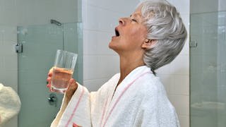 Viele Menschen nutzen Mundspülungen zur Bekämpfung von Bakterien im Mundraum.