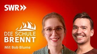 Clara Philipps und Bob Blume auf dem Podcast-Cover von "Die Schule brennt – Mit Bob Blume"