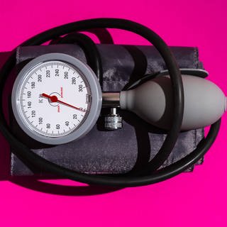 Bluthochdruck ist ein gesundheitliches Risiko für Jung und Alt. Jeder sollte daher regelmäßig Blutdruck messen.