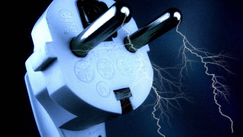 Wenn bei Gewitter ein Blitz in ein Elektrogerät einschlägt, kann das gefährlich werden. Richtig: Stecker ziehen.