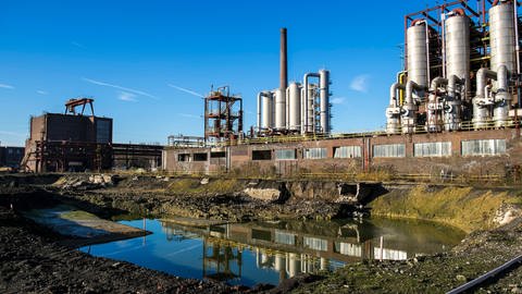 Das Abtragen des kontaminierten Erdbodens hat auf der sogenannten Weißen Seite auf dem Gelände der ehemaligen Kokerei Zollverein in Essen ein großes Loch hinterlassen