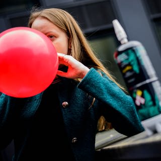 Lachgas macht schnell und kurz high. Es ist als Partydroge beliebt und in mehreren Städten sogar in Snack-Automaten zu haben. Doch der Konsum kann gefährlich sein. Unionspolitiker fordern ein Verkaufsverbot für Minderjährige. Wie wirkt Lachgas?