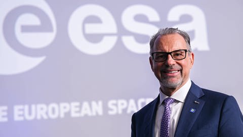 Generaldirektor der Europäischen Weltraumagentur ESA Josef Aschbacher steht vor dem ESA-Logo