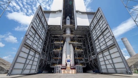 Bereit für die Zukunft: Die europäische Trägerrakete Ariane 6 zusammengebaut im Vorbereitungsgebäude für die neue Startrampe ELA-4