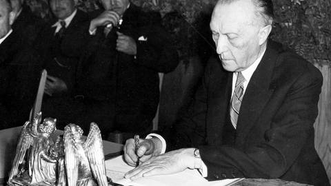 Vor 75 Jahren, am 23. Mai 1949, unterzeichnete Konrad Adenauer das Grundgesetz. Zu Mitternacht trat es in Kraft.