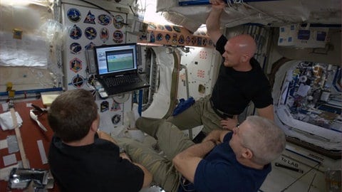 ESA Astronaut Alexander Gerst und NASA Astronauten Reid Wiseman und Steve Swanson machen Pause zwischen Experimenten auf der ISS und schauen live Fußballweltmeisterschaft 2014.