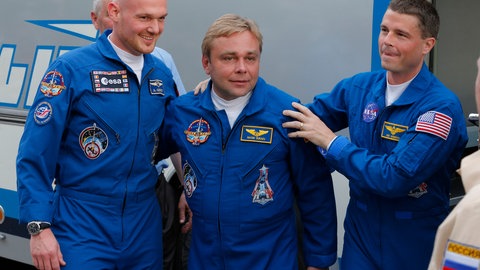 ESA Astronaut Alexander Gerst links, Russischer Kosmonaut Maxim Suraev mitte und NASA Astronaut Reid Wiseman.