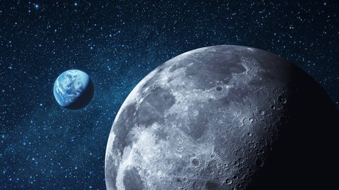 Mond mit Kratern und blauem Planeten Erde im sternenklaren Raum.