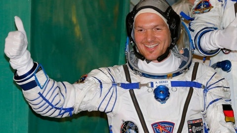 ESA Astronaut Alexander Gerst kurz vor dem Start der Sojus Rakete in Kasachstan 2014, freut sich und zeigt den Daumen nach oben.