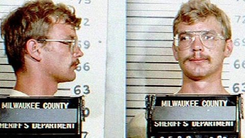 Das Bild zeigt ein Polizeifoto des Serienkillers Jeffrey Dahmer.