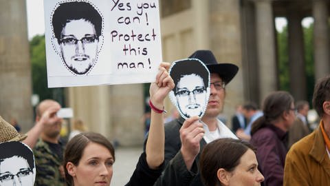 Mitglieder der Protestpartei Piraten, des Chaos Computer Club und verschiedener Friedensgruppen versammelten sich am Donnerstag den 4. Juli 2013 in Berlin vor dem Brandenburger Tor zu einer Solidaritätskundgebung fuer den US-Whistleblower Edward Snowden