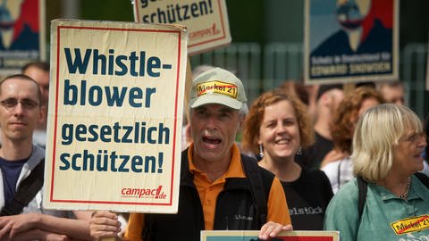 Mitglieder des Kampagnennetzwerk Campact versammelten sich am Donnerstag den 4. Juli 2013 in Berlin vor dem Kanzleramt zu einer Solidaritaetskundgebung fuer den US-Whistleblower Edward Snowden
