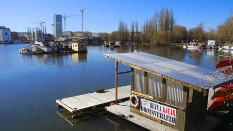 Der Rummelsburger See ist derzeit das schmutzigste Gewaesser Berlins, wie eine Gewaesserstudie der FU-Berlin zeigt. Eine Boden-Industrieschlammschicht mit Schwermetallen belastet wird durch permanenten Schiffs- und Bootsverkehr ständig neu aufgewuehlt.
